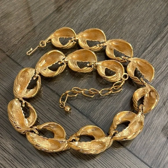 Vintage TRAFARI Large Twisted Chain Link Necklace, Runway, Gold-tone